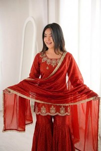 Haz que tu día brille con nuestro salwar kameez tradicional de tela de seda pura con bordados y lentejuelas para mujeres o niñas. - Product Image 3