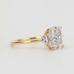 Anillo de compromiso de tres piedras de oro de 14k con diamantes de laboratorio de corte almohada alargado y corte trillón, joyería fina hecha a mano, anillo trilogía de lujo - Product Image 5