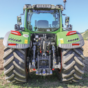 Tractor Fendt eficiente, máquina agrícola diseñada para arar, cultivar, remolcar y realizar trabajos agrícolas generales con fiabilidad. - Product Image 2