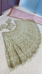 Lehenga Choli, Traje Tradicional Indio para Bodas, Bellamente Diseñado con Lentejuelas, para Ocasiones y Eventos Especiales para Mujeres - Product Image 5