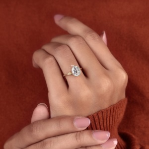 Anillo de compromiso solitario de oro de 14K con diamante ovalado engastado en bisel, joyería nupcial minimalista, fabricante y proveedor mayorista personalizado - Product Image 2