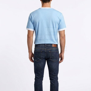 Camiseta de Fútbol Estilo Urbano con Diseño de Estampado Audaz en Tela Desgastada, Corte Holgado, Ideal para Uso Diario y un Look Urbano - Product Image 4
