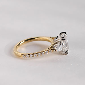 แหวนหมั้นเพชรทรงลูกแพร์ประดับเพชรด้านข้างแบบพรีเมียม เพชรเพาะเลี้ยงในห้องปฏิบัติการ รับรองโดย IGI สี D E F ความใส VVS VS ทองคำ ทองคำกุหลาบ ทองคำขาว - Product Image 5