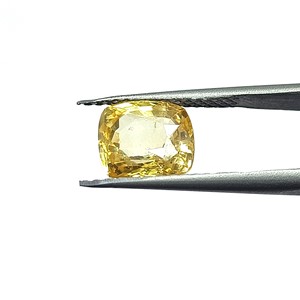 พลอยแซฟไฟร์สีเหลืองทรงคุชชั่นธรรมชาติ 5.01 กะรัต จากศรีลังกา สำหรับทำเครื่องประดับและแหวน รุ่น YCWX-154 - Product Image 3