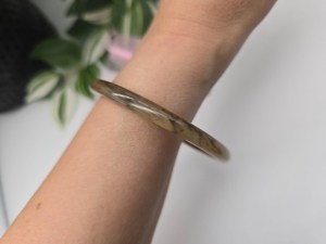 Bracelet manchette tubulaire fin en résine marbrée marron fumé, fait main, empilable, pour femme - Product Image 1