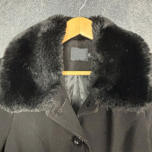 Manteau évasé noir pour femmes avec col et poignets en fausse fourrure, style gothique vintage, tailles personnalisées OEM ODM - Product Image 4