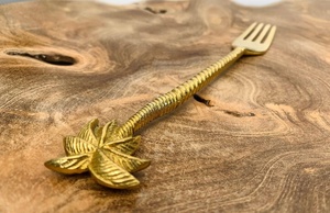 Fourchette à manche fleur dorée, couverts en métal résistants à la rouille, vaisselle de mariage, finition polie miroir - Product Image 1