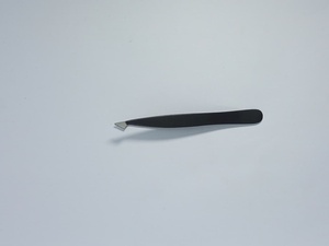 Pinzas para Extensión de Pestañas de Volumen Curvas de Color Negro, Antideslizantes, de Acero Inoxidable, con Punta Suave - Product Image 4