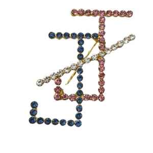Épingle à strass JJOA rose et bleue, design J avec strass, broche élégante pour vestes et accessoires, bijou raffiné - Product Image 1