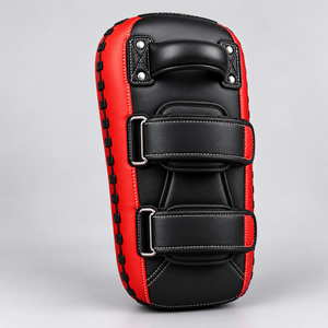 Pads de boxe thaï professionnels, rouge et noir, en cuir, avec sangles réglables à boucle auto-agrippante - Product Image 6