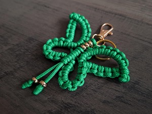 Lindo llavero de macramé con forma de mariposa verde, objeto decorativo adecuado para mujeres, niñas y para regalo, venta al por mayor desde India. - Product Image 1