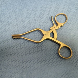 เครื่องมือผ่าตัด Jarit 204-140 รุ่น Weitlaner ขนาด 4 3/8 นิ้ว แบบ 3x4 ฟันคม - Product Image 1