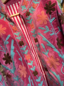 เสื้อแจ็คเก็ตปักลายดอกไม้กำมะหยี่สีชมพูทำมือสำหรับผู้หญิง |   เสื้อแจ็คเก็ตฤดูหนาวสไตล์โบโฮดีไซเนอร์ | - Product Image 4