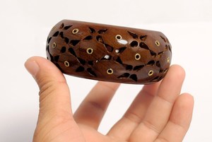 Bracelet manchette large et épais en bois de Sheesham fait main, orné de laiton et sculpté à motifs floraux, style vintage - Product Image 6