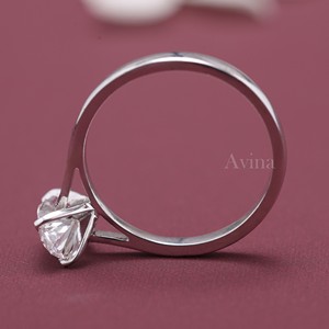 Bague de fiançailles solitaire en diamant taille ovale certifié IGI en or 18 carats - Product Image 6