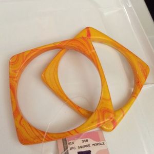 Juego de Brazaletes de Resina con Forma de Corona Clásica para Mujer, Hechos a Mano en Uttar Pradesh, para Aniversarios - Product Image 1