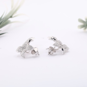 Pendientes de lujo con diseño floral de hojas y diamantes cultivados en laboratorio, micro pavé, tipo petalo, para mujer, en oro blanco. - Product Image 3