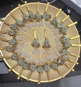 Conjunto artesanal de Kundan Sheeshphool y Mathapatti con racimos de perlas tradicionales y Meenakari verde para peinados nupciales - Product Image 1