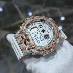 Reloj de Pulsera Digital de Cuarzo con Incrustaciones de Diamantes en Forma de Cruz, Correa Blanca y Bisel Dorado para Hombre - Product Image 1
