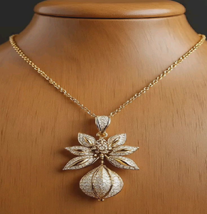 Impresionante colgante floral de filigrana en tonos de oro blanco y amarillo con detalles de cristal. Atrevido. Disponible a precios de mayorista. - Product Image 1