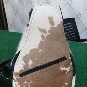 Sac de poitrine en cuir de vachette naturel avec poils, sac bandoulière personnalisé avec logo, sac à l'épaule en cuir pour homme LCB-0205 - Product Image 1