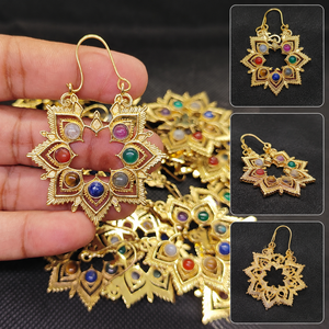 Pendientes de latón hechos a mano con piedras preciosas de los 7 chakras |   Pendientes Colgantes de Piedra Natural Chapados en Oro |   Joyería Espiritual Boho - Product Image 1