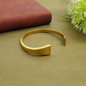 กำไลข้อมือทองคำแบบมินิมอล ดีไซน์เรียบง่าย เปิดได้ ใส่ได้ทุกวัน ทันสมัย เรียบหรู ทำจากทองเหลือง เหมาะเป็นของขวัญสำหรับเธอ - Product Image 3