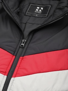 Blouson matelassé pour homme noir, rouge et blanc, coupe-vent, style sportif, col montant, fermeture éclair sur le devant, coupe régulière - Product Image 5