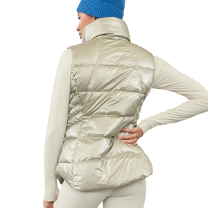 Gilet matelassé léger en polyester tricoté respirant pour femme, sans manches, décontracté, pour l'hiver et les voyages, avec logo frontal - Product Image 4