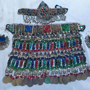 Exquisitos conjuntos de joyería afgana con detalles de cristal rojo rubí y monedas plateadas en cascada para trajes de danza del vientre tribal. - Product Image 1