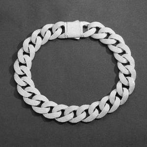 Collier chaîne cubaine sertie de diamants avec fermoir sécurisé pour la mode hip-hop, les vidéos musicales et les performances scéniques, disponible à la vente - Product Image 4