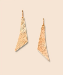 Boucles d'oreilles plaquées or martelées à la main, fabriquées en Inde, personnalisables en gros, avec pendentifs disques de pièces de monnaie bruts et impression moderne en relief, pour la Saint-Valentin - Product Image 2