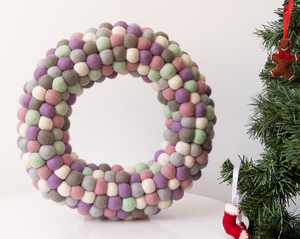 Guirlande de porte bohème en feutre et boules de laine pour décoration murale intérieure de Noël, ambiance festive et accueil chaleureux - Product Image 6