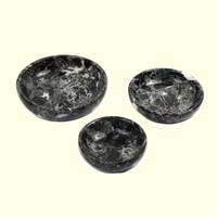 Moderne ronde zwarte marmeren schaal, decoratieve serveerschaal met witte adering voor luxe huis, keuken & horeca decoratie, doop.