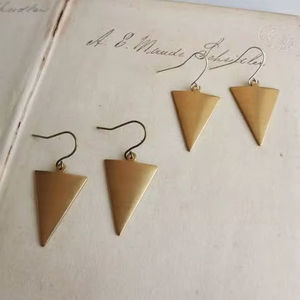 Pendientes de metal de latón con forma triangular, nuevo artículo, ligeros, los más vendidos - Product Image 1