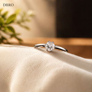 Anillo de Compromiso Clásico de Moissanita con Seis Puntas, Corte Redondo, Chapado en Oro Blanco de 18K - Product Image 5