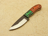Couteau EDC à lame fixe forgé à la main, finition forgée, manche en bois Pakka vert-orange, couteau utilitaire pour le camping et le bushcraft
