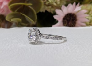 Bague de Fiançailles et de Promesse de Luxe en Or Blanc 14K Massif avec Diamant de Laboratoire Taillé de 2,30 Carats, Sertie en Halo à Griffes, Clarté VVS1-VVS2, Certifiée IGI - Product Image 2