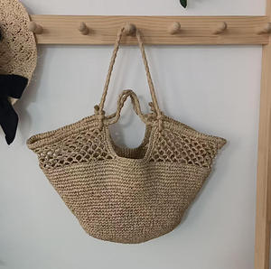 Restez élégante et prête pour le soleil avec ce sac léger en fil naturel, conçu avec une structure en filet distinctive. - Product Image 2