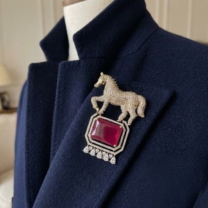 Broche de caballo de cristal chapado en oro con piedras de rubí cuadradas, pin de solapa, joyería para mujeres y hombres, decoración de traje, ocasión de boda - Product Image 1