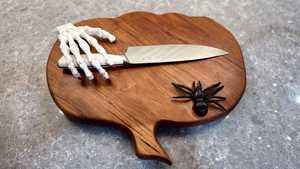 Planche à découper en bois en forme de citrouille avec décoration de main squelette et araignée, bloc de découpe de cuisine rond antidérapant - Product Image 3