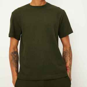 T-shirt pour homme à manches courtes vert olive, col rond, coupe classique, en coton tricoté, couleur unie, design respirant - Product Image 5