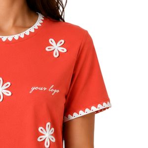 Camiseta de Mujer con Bordado Floral Coral, Ribete en Contraste Blanco, Cuello Redondo, Manga Corta, Estilo Casual, OEM, ODM, Ropa Personalizada - Product Image 4