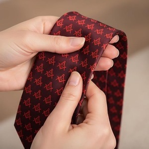 Corbata masónica Red Square & Compass - [Roja] Tipo de tela Poliéster Perfecta para cualquier reunión o ocasión de la logia - Product Image 5