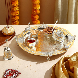 Grand ensemble de thali de prière en laiton, doré et argenté, avec gravures florales, bols, cuillère, cloche et décorations pour le culte au temple - Product Image 2