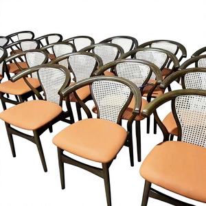 Silla de Comedor de Madera Sólida de Alta Calidad con Respaldo Cruzado y Asiento de Cuero Color Bronceado - Product Image 1