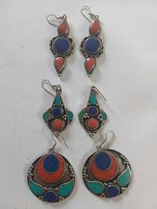 Nuevos pendientes etnológicos Dingle con coral y perlas de agua dulce, aleación de metales preciosos, hechos en Nepal. - Product Image 2