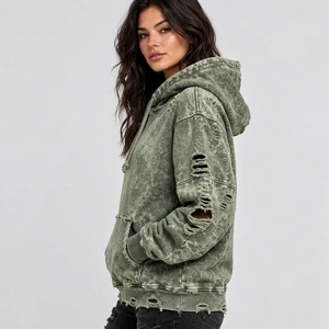 Sweat-shirts pour femmes d'inspiration vintage avec des accents vieillis, tissu confortable et construction de qualité pour un look tendance au quotidien. - Product Image 4