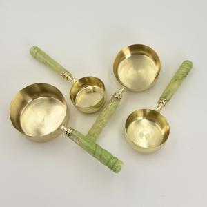 Tasses à mesurer en acier inoxydable au design classique avec poignée en résine, tasses à mesurer de haute qualité en or PVD à prix raisonnable - Product Image 4