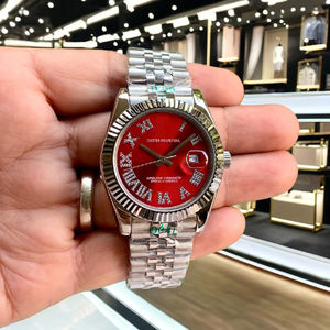 นาฬิกาข้อมือสแตนเลสสตีลหรูหราสไตล์วินเทจคุณภาพสูง ตัวเรือนขนาด 12 มม. หน้าปัดสีแดงลายรัศมี ประดับเพชร ตัวเลขโรมัน พร้อมจี้การ์ตูน - Product Image 3